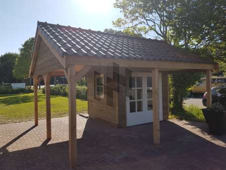 Tuinhuis met overkapping uitgevoerd in geimpregneerd Douglas staat op ons showterrein te Castricum.